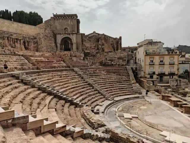 Het Romeinse theater van Cartagena met gerestaureerde tribunes en uitzicht over de stad