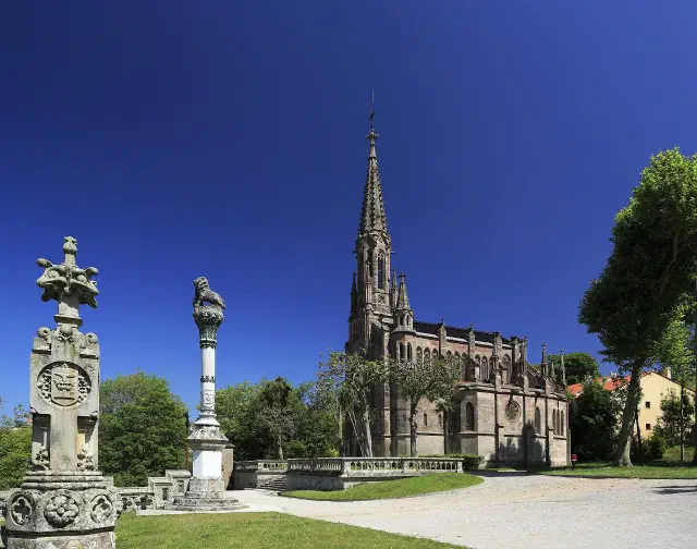 De Capilla-Panteon de Sobrellano in Comillas