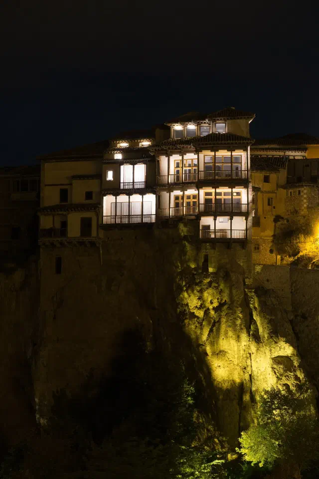 De Casas Colgadas met houten balkons boven de Huécar-kloof in Cuenca De Casas Colgadas met houten balkons boven de Huécar-kloof in Cuenca