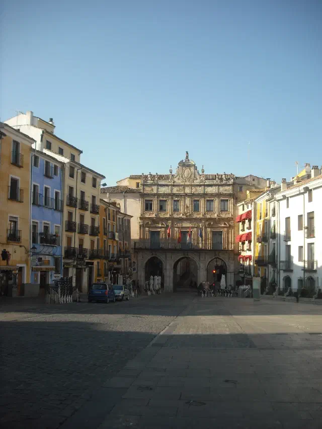 De Plaza Mayor van Cuenca met de drievoudige boog van het stadhuis en de kathedraal De Plaza Mayor van Cuenca met de drievoudige boog van het stadhuis en de kathedraal