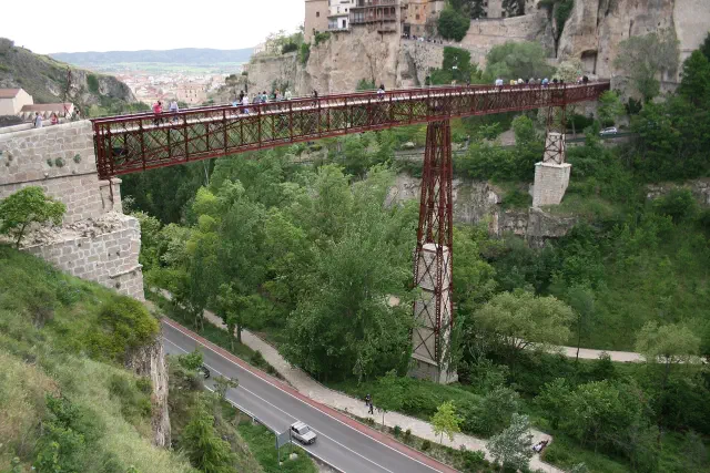 De ijzeren voetbrug Puente de San Pablo over de Huécar-kloof in Cuenca De ijzeren voetbrug Puente de San Pablo over de Huécar-kloof in Cuenca