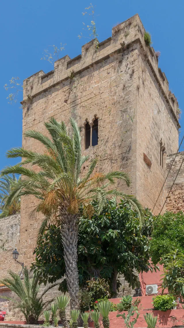 Het Castillo de Dénia op de rots boven de stad met uitzicht over de kust Het Castillo de Dénia op de rots boven de stad met uitzicht over de kust