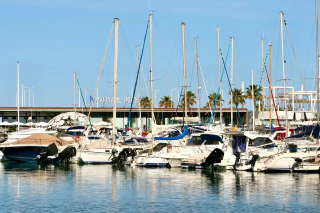 De haven van Dénia met vissersboten en de berg Montgó op de achtergrond De haven van Dénia met vissersboten en de berg Montgó op de achtergrond