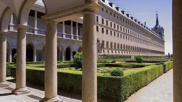 De Jardin de los Frailes, de monnikentuinen langs de zuidgevel van El Escorial De Jardin de los Frailes, de monnikentuinen langs de zuidgevel van El Escorial