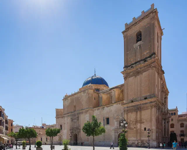 Basílica de Santa María in Elche met blauwe koepel Basílica de Santa María in Elche met blauwe koepel