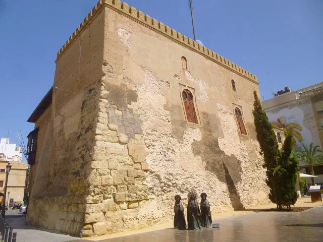 Torre de la Calahorra in Elche, middeleeuwse verdedigingstoren Torre de la Calahorra in Elche, middeleeuwse verdedigingstoren