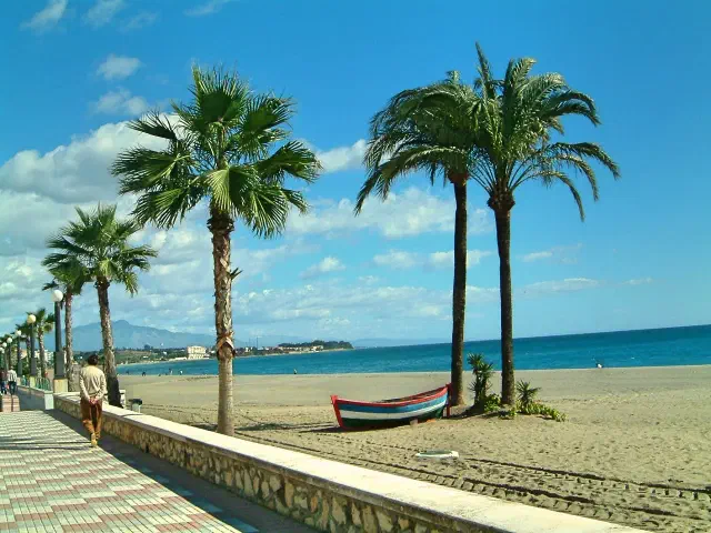 Paseo Marítimo van Estepona met palmen en uitzicht over Playa de la Rada