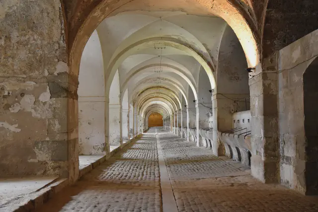 De gewelfde stallen (ecuries) in het Castell de Sant Ferran bij Figueres