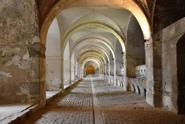 De gewelfde stallen (ecuries) in het Castell de Sant Ferran bij Figueres De gewelfde stallen (ecuries) in het Castell de Sant Ferran bij Figueres