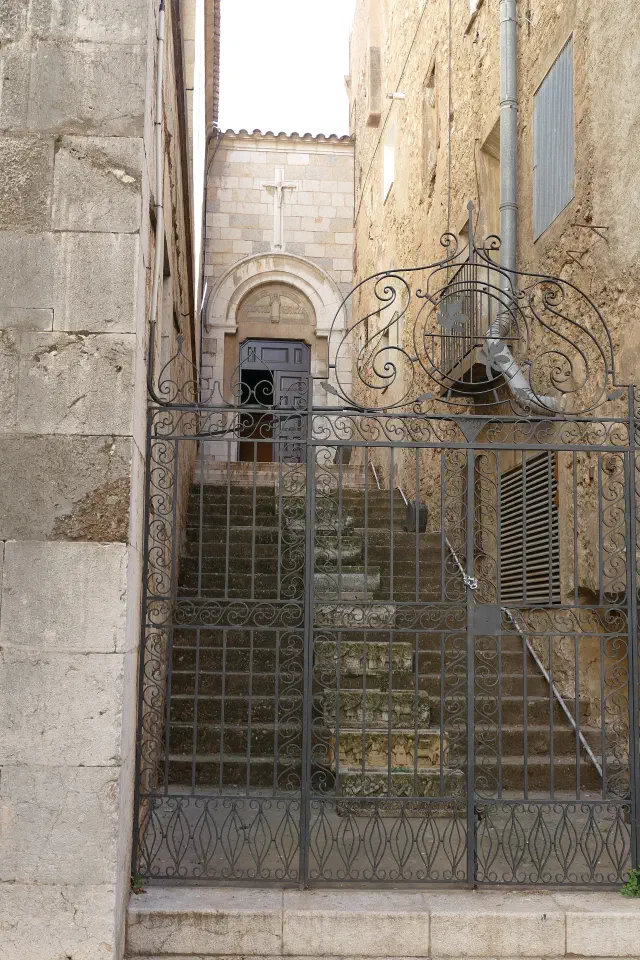 Zij-ingang van de Església de Sant Pere in Figueres via een smeedijzeren poort Zij-ingang van de Església de Sant Pere in Figueres via een smeedijzeren poort