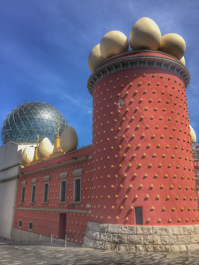 De rode eierentoren en glazen koepel van het Teatre-Museu Dalí in Figueres
