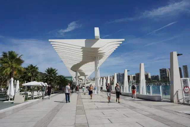 De lange strandboulevard Paseo Marítimo in Fuengirola met palmbomen en zeezicht De lange strandboulevard Paseo Marítimo in Fuengirola met palmbomen en zeezicht