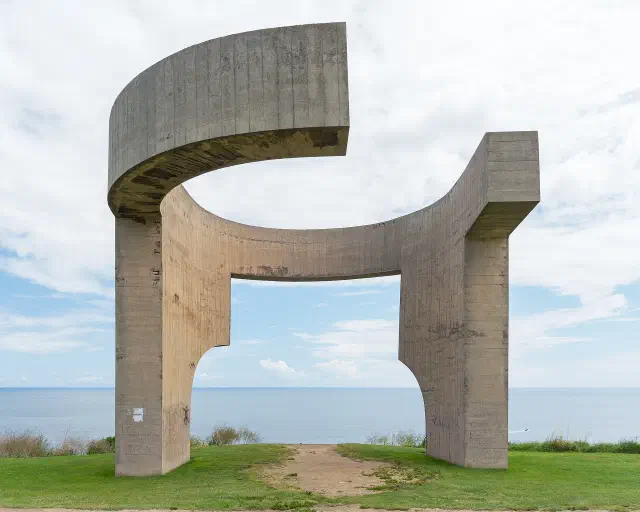Elogio del Horizonte van Eduardo Chillida op het Cerro de Santa Catalina in Gijón Elogio del Horizonte van Eduardo Chillida op het Cerro de Santa Catalina in Gijón