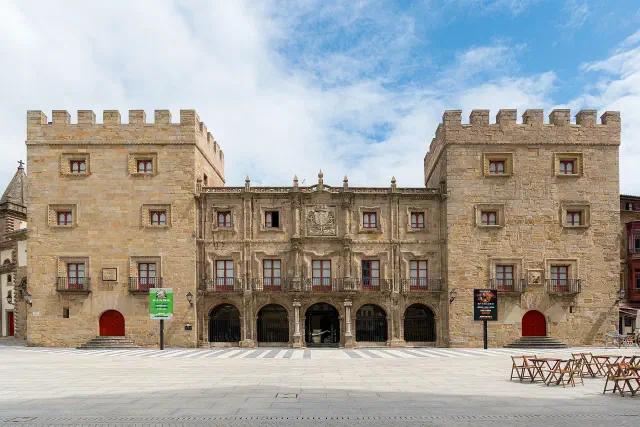 Palacio de Revillagigedo aan de Plaza del Marqués in Gijón, een 18e-eeuws barok paleis met twee hoektorens Palacio de Revillagigedo aan de Plaza del Marqués in Gijón, een 18e-eeuws barok paleis met twee hoektorens