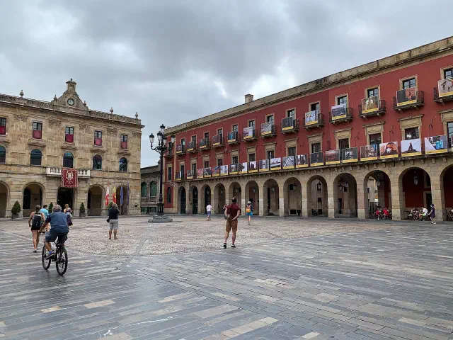 Plaza Mayor van Gijón met het 19e-eeuwse Ayuntamiento links en de rode arcaden van het plein Plaza Mayor van Gijón met het 19e-eeuwse Ayuntamiento links en de rode arcaden van het plein