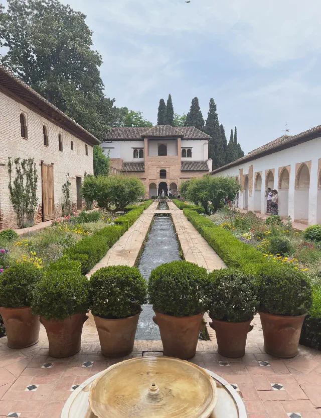 Foto in de binnentuin van het paleis Alhambra en Generalife in Granada