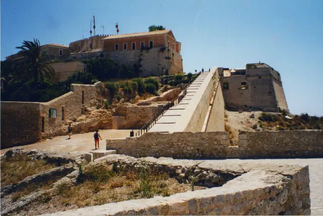 Het kasteel Castell d'Eivissa op de top van Dalt Vila met de toegangsoprit en bastions