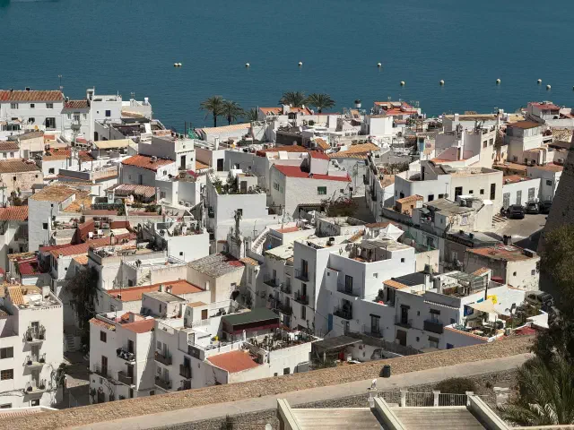 Header afbeelding van Ibiza-stad in Spanje