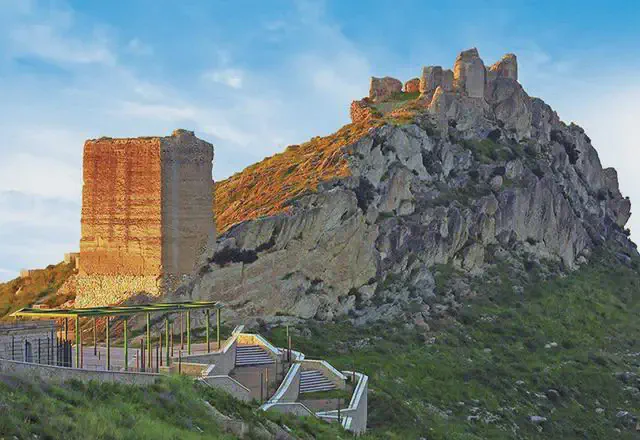 Restanten van Castillo de Xixona met de berg op de achtergrond.