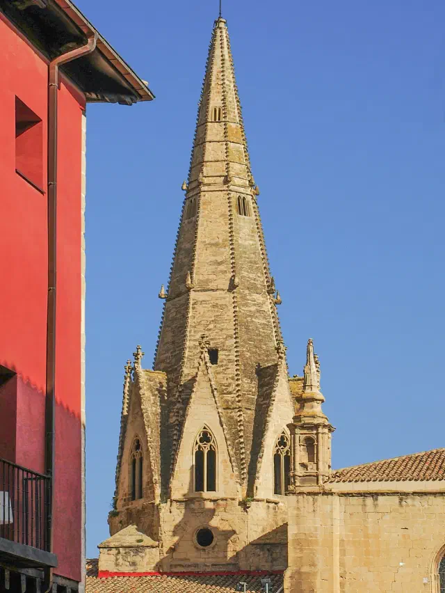 De piramidevormige torenspits La Aguja van de Iglesia de Santa María de Palacio in Logroño De piramidevormige torenspits La Aguja van de Iglesia de Santa María de Palacio in Logroño