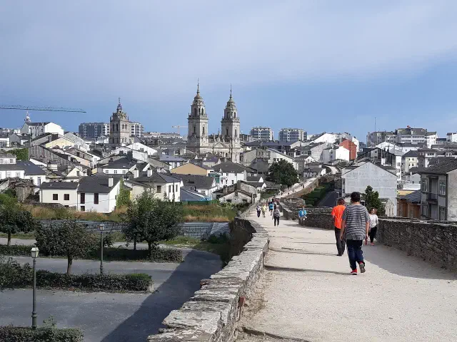 De Romeinse stadsmuur van Lugo gezien vanaf de weergang De Romeinse stadsmuur van Lugo gezien vanaf de weergang