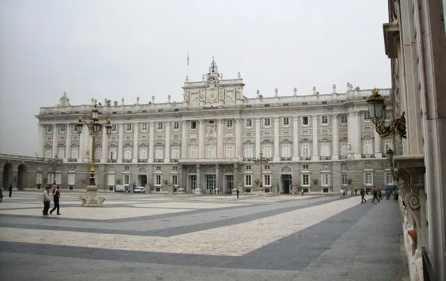Het imposante Palacio Real de Madrid met de tuinen op de voorgrond Het imposante Palacio Real de Madrid met de tuinen op de voorgrond