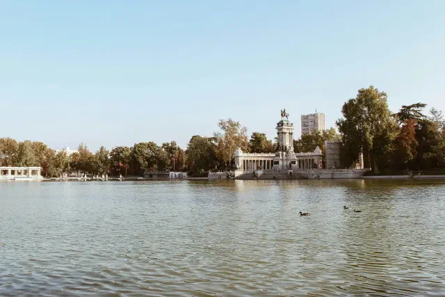 Het meer en monument in het Parque del Retiro in Madrid Het meer en monument in het Parque del Retiro in Madrid