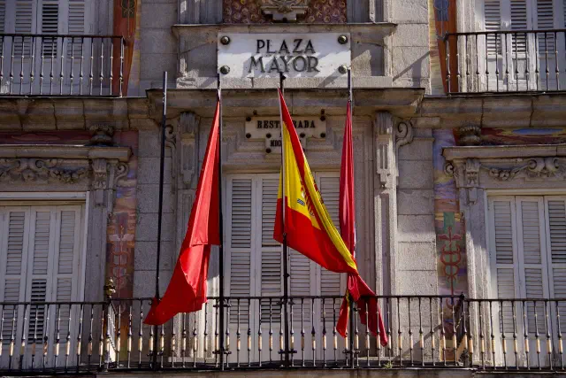 De Plaza Mayor in Madrid, een iconisch plein omringd door historische gebouwen De Plaza Mayor in Madrid, een iconisch plein omringd door historische gebouwen