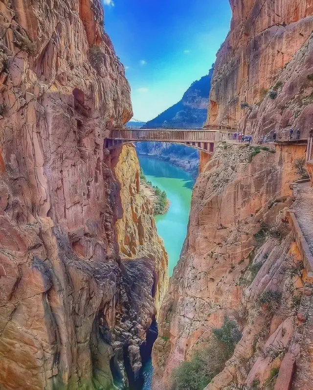 Uitzicht van een brug boven een klif tussen twee bergen bij wandelroute Caminito del Rey in Malaga