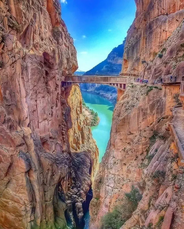 Uitzicht van een brug boven een klif tussen twee bergen bij wandelroute Caminito del Rey in Malaga Uitzicht van een brug boven een klif tussen twee bergen bij wandelroute Caminito del Rey in Malaga