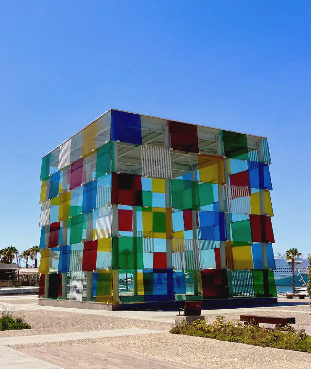 Foto van kleurrijk gebouw bij Center Pompidou Malaga