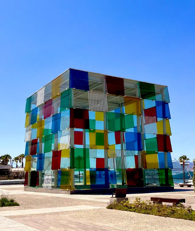 Foto van kleurrijk gebouw bij Center Pompidou Malaga Foto van kleurrijk gebouw bij Center Pompidou Malaga
