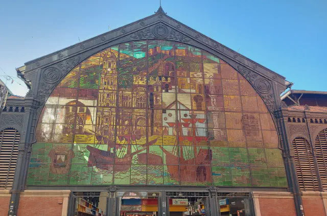 Muur van Mercado Central de Atazaranas met een kleurrijke glasraam tekening in Malaga