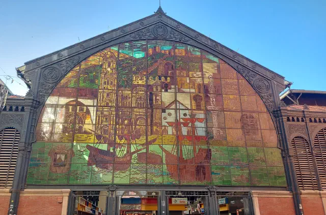 Muur van Mercado Central de Atazaranas met een kleurrijke glasraam tekening in Malaga Muur van Mercado Central de Atazaranas met een kleurrijke glasraam tekening in Malaga
