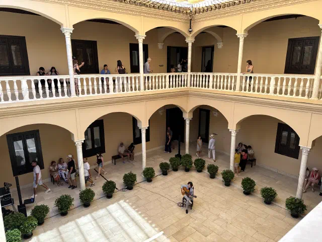 De binnenplaats van het Picasso Museum in Malaga De binnenplaats van het Picasso Museum in Malaga