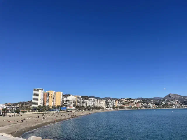 Uitzicht op het strand Playa de la Malagueta in Malaga Uitzicht op het strand Playa de la Malagueta in Malaga