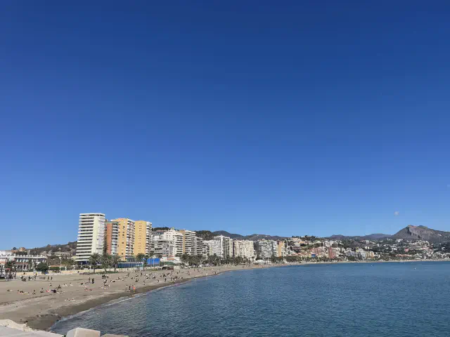 Uitzicht op het strand Playa de la Malagueta in Malaga