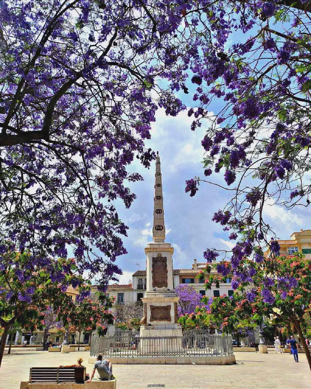 Foto van het Torrijos Monument op plaza de la Merced in Malaga