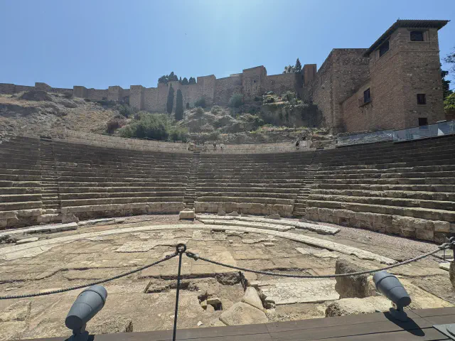 Foto waar de oude tribune van het Teatro Romano in Malaga goed te zien is