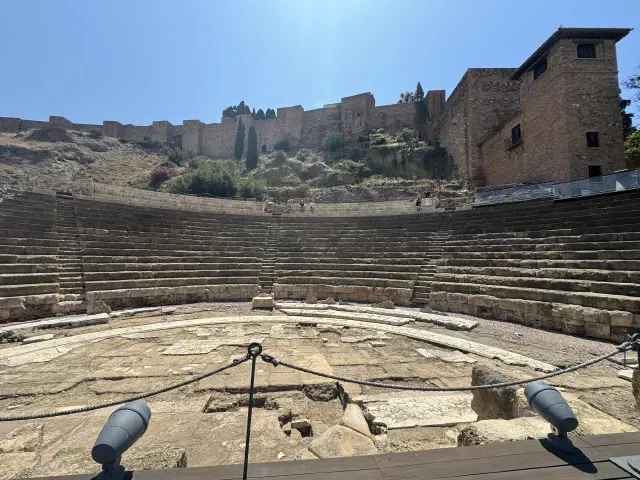 Foto waar de oude tribune van het Teatro Romano in Malaga goed te zien is Foto waar de oude tribune van het Teatro Romano in Malaga goed te zien is