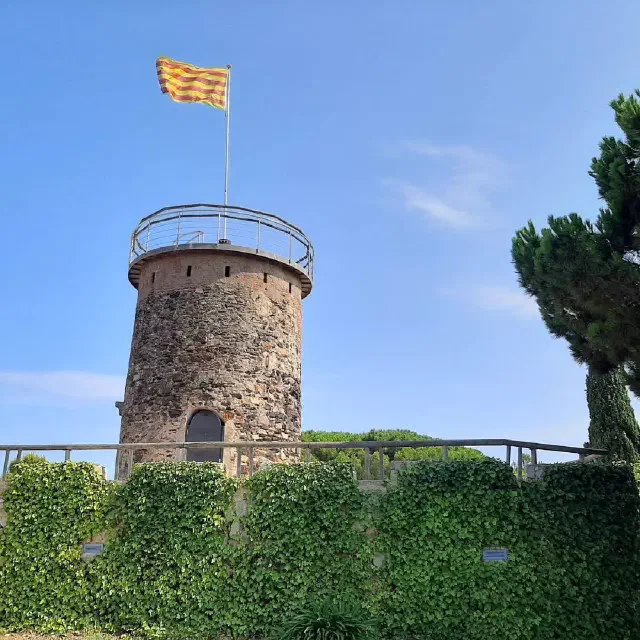 Toren met Catalaanse vlag Parc del Castell in Malgrat de Mar Toren met Catalaanse vlag Parc del Castell in Malgrat de Mar