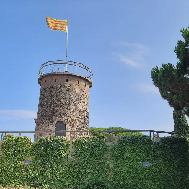 Toren met Catalaanse vlag Parc del Castell in Malgrat de Mar