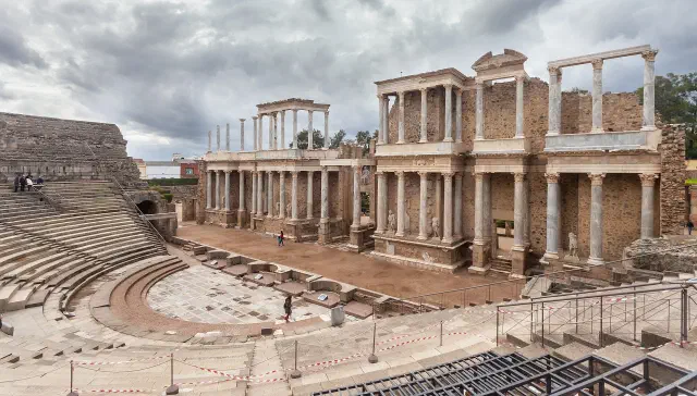 Het Romeinse theater van Mérida met de scaenae frons met Korinthische zuilen