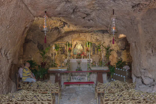 Het intieme interieur van de in de rotsen uitgehakte Ermita de la Virgen de la Peña in Mijas