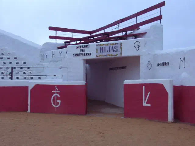 De puerta de arrastre van de ongewoon rechthoekige Plaza de Toros in Mijas