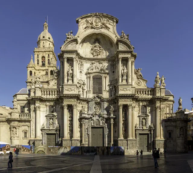 De barokke westgevel van de Catedral de Santa María in Murcia