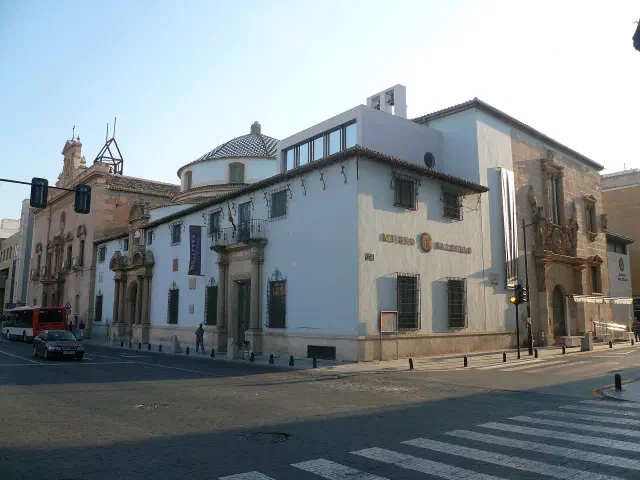 De gevel van het Museo Salzillo in Murcia met de naam op de muur