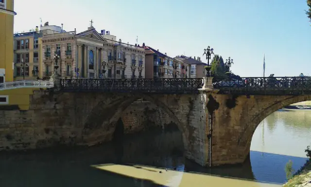 De Puente de los Peligros over de Segura met een geel klassiek gebouw op de achtergrond in Murcia