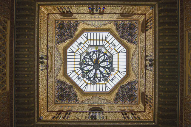 De Moorse plafondkoepel van het patio central in het Real Casino de Murcia