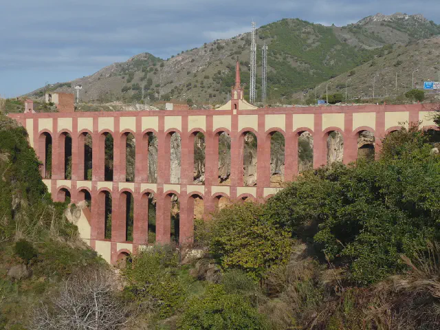 Het grote aquaduct van Nerja, van een afstand.